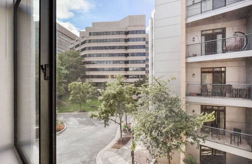 Arlington Apartment | Blueground | Crystal City, fitness center, nr Potomac Park