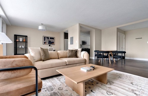 Crystal City Apartment | Blueground | Crystal City, pool, nr Potomac River