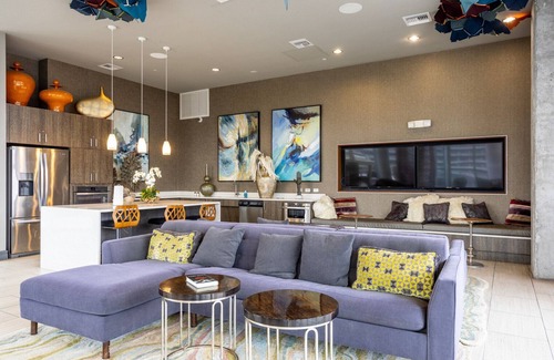 West End Apartment | Blueground | Downtown 1bd apartment