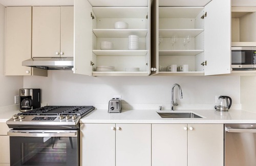 Chinatown Apartment | Blueground | Downtown, elevator, nr parks