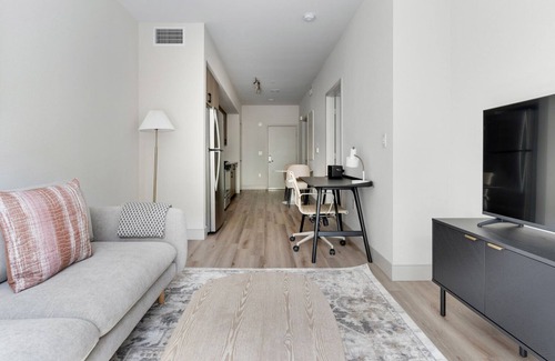 Fremont Apartment | Blueground | East Industrial, pool, nr Coyote Hills