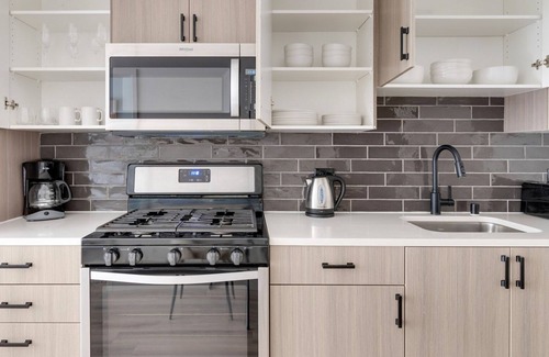 Fremont Apartment | Blueground | East Industrial, pool, nr Coyote Hills