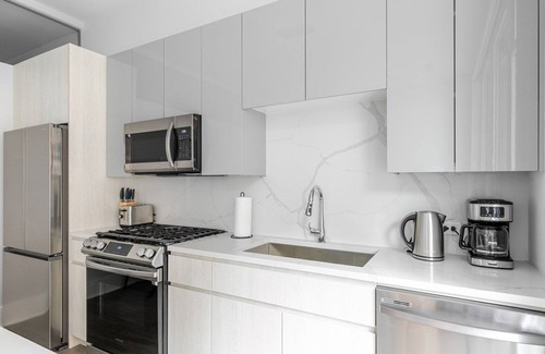 Greektown Apartment | Blueground | Greektown, bbq, gym, nr Willis Tower