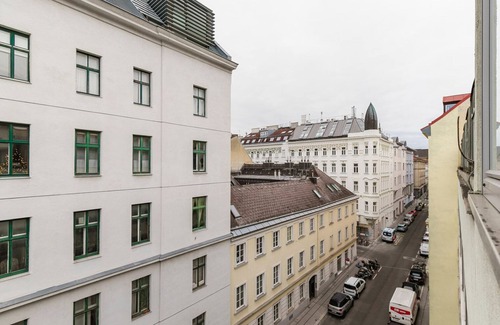 Altlerchenfeld Apartment | Blueground | Josefstadt, elevator, nr landmarks