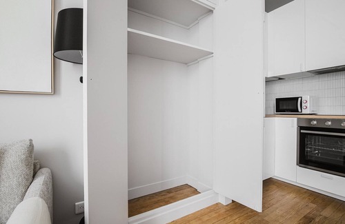 Saint-Thomas-d'Aquin Apartment | Blueground | Louvre, doorman & w/d, nr Orsay