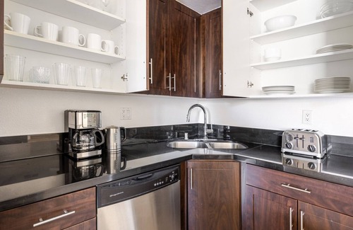 Greater Wilshire - Hancock Park Apartment | Blueground | Mid-Wilshire, rooftop BBQ, nr museum