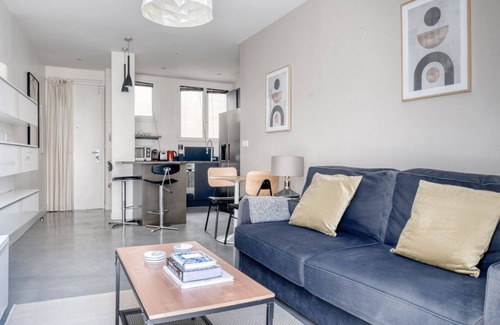 Quartier Sainte-Avoye Apartment | Blueground | Montorgueil, balcony, nr Les Halles