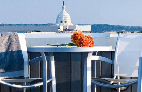 Shaw Apartment | Blueground | Mt Vernon, pool & w/d, nr arena