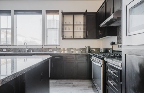 Newark House | Blueground | Newark, AC, w/d, nr Coyote Hills