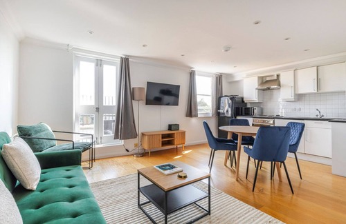 Notting Hill Apartment | Blueground | Notting Hill, balcony, nr Kensington Gardens