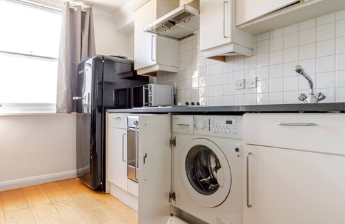 Notting Hill Apartment | Blueground | Notting Hill, balcony, nr Kensington Gardens