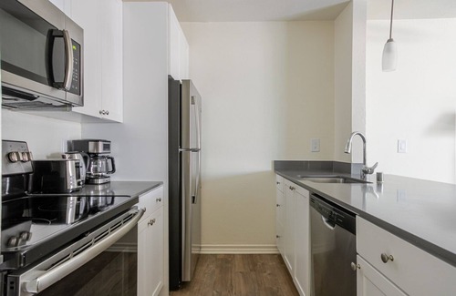 Pasadena Apartment | Blueground | Pasadena, pool, nr Pasadena Park