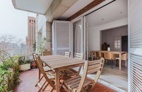 Les Corts Apartment | Blueground | Pedralbes, AC, balcony, nr park