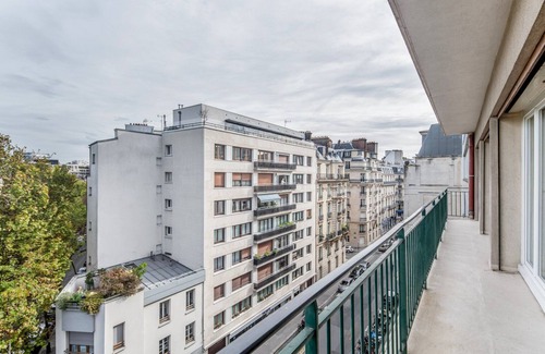 17th Arrondissement Apartment | Blueground | Pereire, concierge, nr Ternes