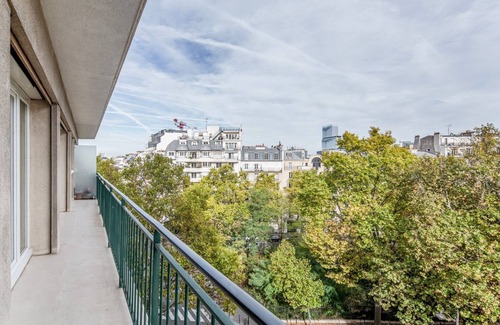 17th Arrondissement Apartment | Blueground | Pereire, concierge, nr Ternes
