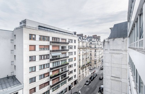 17th Arrondissement Apartment | Blueground | Pereire, concierge, nr Ternes