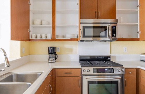 Playa Vista Apartment | Blueground | Playa Vista, pool & AC, nr beach