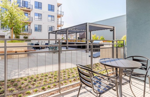 Pleasant Hill Apartment | Blueground | Pleasant Hill, balcony, nr Park