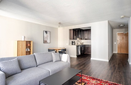 Rush and Division Apartment | Blueground | River North, pool & AC, nr Mile