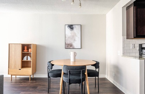 Rush and Division Apartment | Blueground | River North, pool & AC, nr Mile