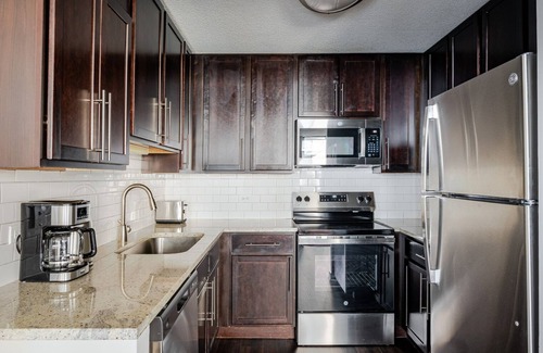Rush and Division Apartment | Blueground | River North, pool & AC, nr Mile