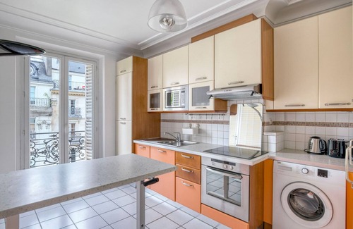 Les Iles Apartment | Blueground | Rivoli, balcony, nr Louvre