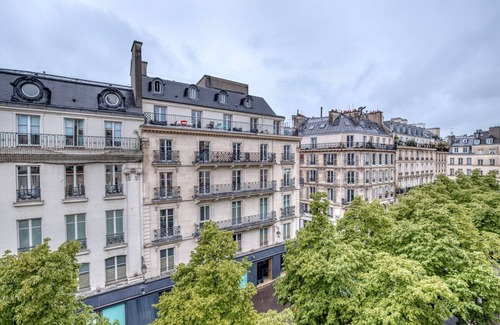 Les Iles Apartment | Blueground | Rivoli, balcony, nr Louvre