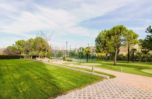Hortaleza Apartment | Blueground | Sanchinarro, pool & gym, nr green