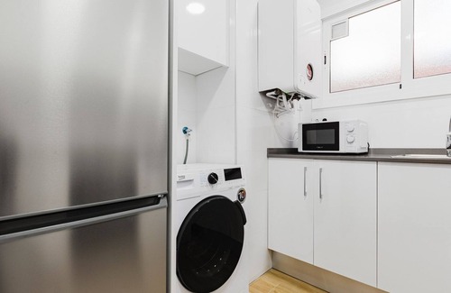 Sarria Apartment | Blueground | Sarrià, AC & balcony, nr Pedralbes