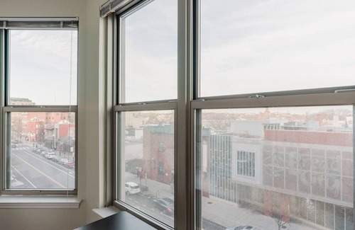 Shaw Apartment | Blueground | Shaw, pool & w/d, nr Convention Center