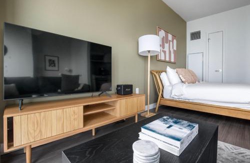 South Loop Apartment | Blueground South Loop pool golf sim nr museum CHI-1047