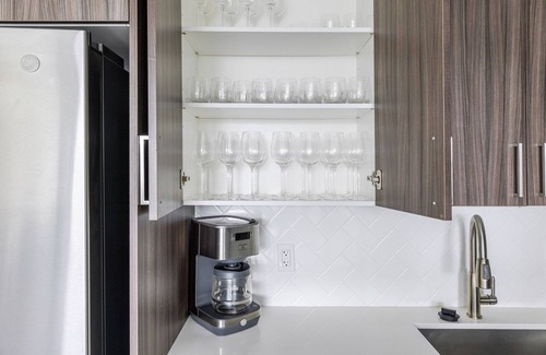 Northeast Miami Apartment | Blueground | Upper East Side, pool, nr Baywood Park