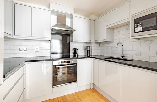 Vauxhall Apartment | Blueground | Vauxhall, balcony, nr Thames