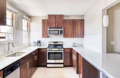 Venice Apartment | Blueground | Venice, pool, nr Venice Beach