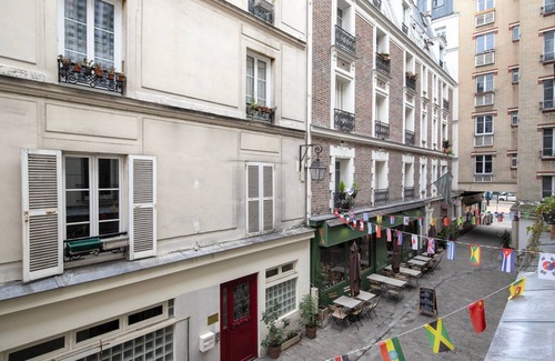 L'Europe Apartment | Blueground | Villiers, intercom, nr shops