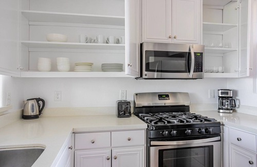 Rancho Park Apartment | Blueground | West Los Angeles, rooftop, nr UCLA