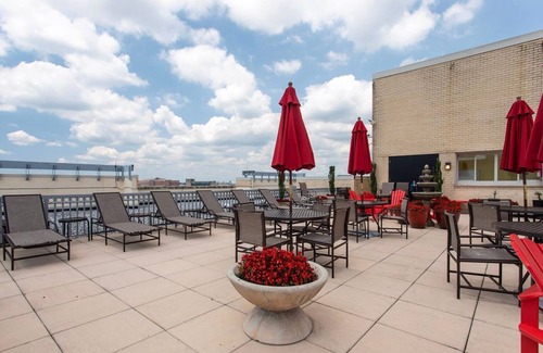 Woodmont Triangle Apartment | Blueground | Woodmont Triangle, fitness, nr Park