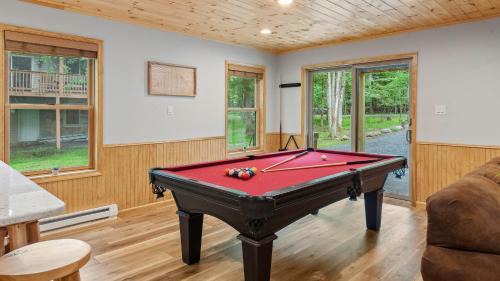 Albrightsville House | Bluejay Getaway by AvantStay Walk to Lake 7BDR Hot Tub Pool Table