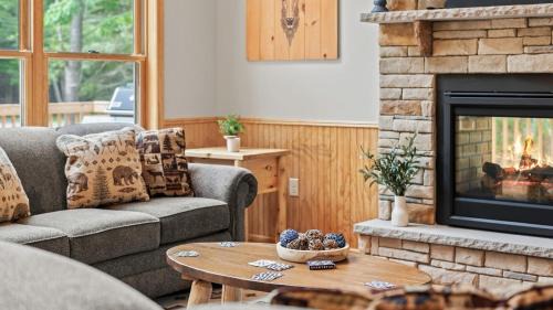 Albrightsville House | Bluejay Getaway by AvantStay Walk to Lake 7BDR Hot Tub Pool Table