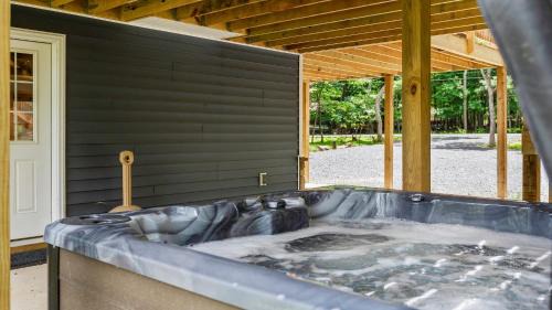 Albrightsville House | Bluejay Getaway by AvantStay Walk to Lake 7BDR Hot Tub Pool Table