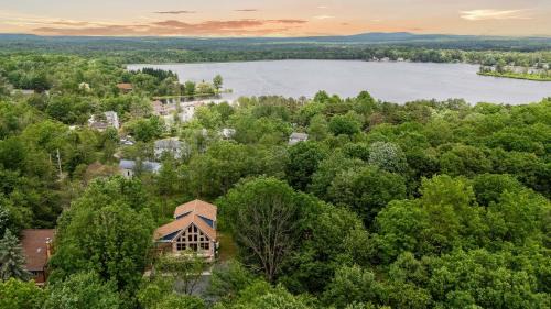 Albrightsville House | Bluejay Getaway by AvantStay Walk to Lake 7BDR Hot Tub Pool Table