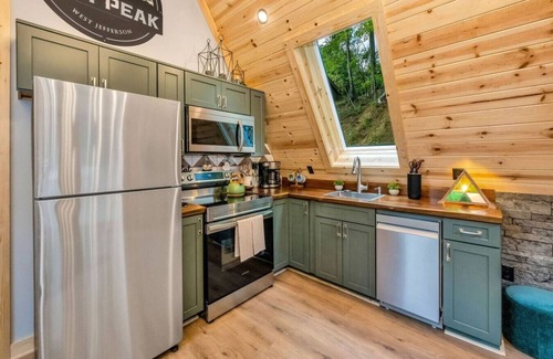 West Jefferson Cabin | Blueridge Mountain A Frame with XL Hot Tub and mountain views