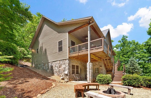Lake Lure House | Blueridge Sunrise - Hot Tub, Fire Pit, Resort!