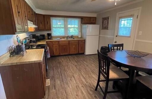 Seymour House | Bluff Valley Cottage: Pet-Friendly