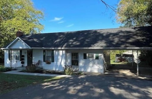 Seymour House | Bluff Valley Cottage: Pet-Friendly