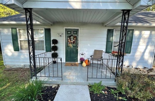 Seymour House | Bluff Valley Cottage: Pet-Friendly
