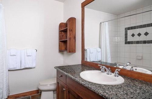 Nordic Estates Ski Chalet | BLUFFS 6 | 3 Bed 2 Bath Townhouse | Ski-In/Out | Breathtaking Views | Hot Tub