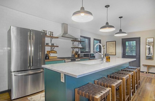 South Haven House | Bluffside: Lake Michigan Views and Beach, Screen Porches, Fire Pit, Sunset Views