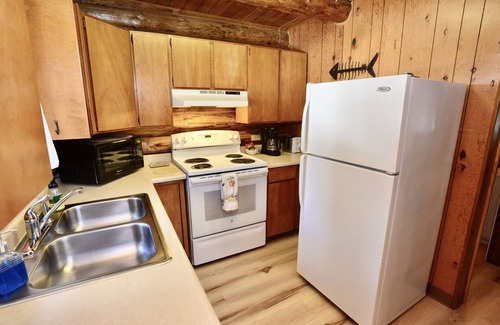Cascade House | Blumisalp ~ Quintessential Idaho Log Cabin - Wifi - Trailer parking - Fire pit - Wood stove