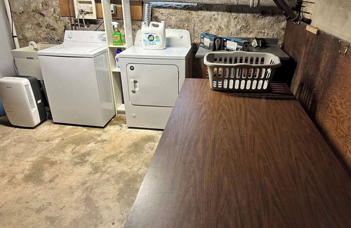 Bryn Mawr Apartment | BM~4 2mins DT/Patio+Parking/50” Roku TV/400 Mbps